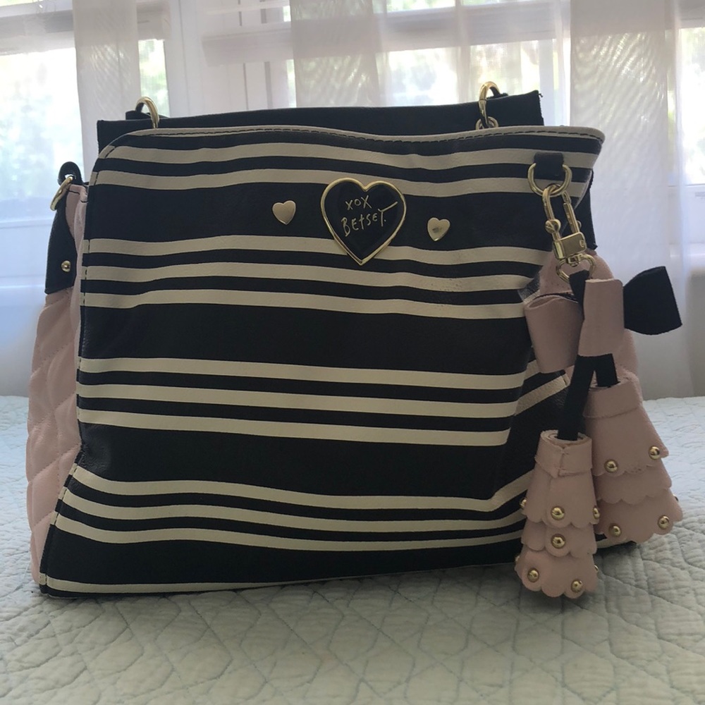 Betsey Johnson purse never used.
